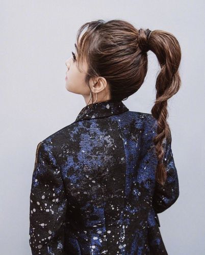 首页 玩发型 马尾辫 韩式蓬松高马尾怎么扎 你和小仙女之间还差一款