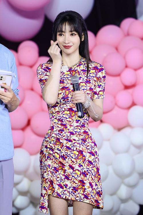 1/82022年5月22日,柳岩作为幸福大使出席品牌汽车宠粉会活动,她身穿