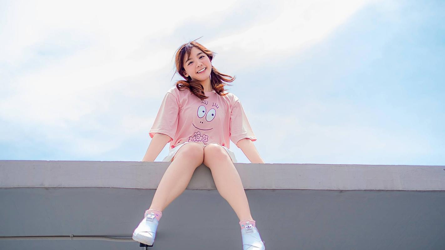 清新美女户外清纯写真高清宽屏桌面壁纸