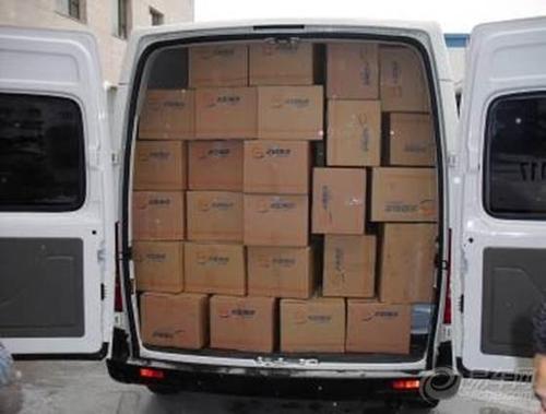 白天货车根本不让进, 对我们物流公司来说大通v80,大小适宜,碰到限高