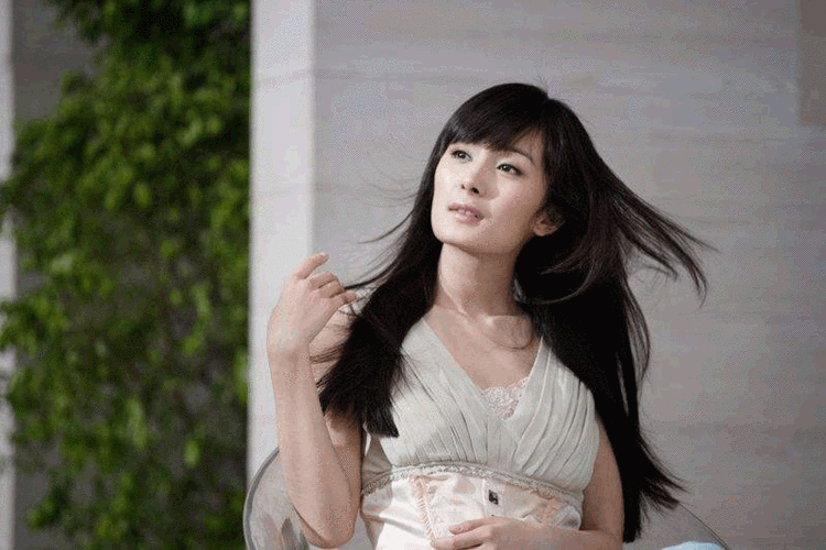 但是即使如此杨幂的成名也不是一蹴而就的,她也有一个沉寂到爆发的