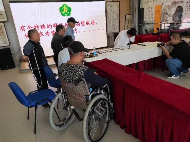 新华社江西分社记者来到产业园,对蔡沭江老师进行采访