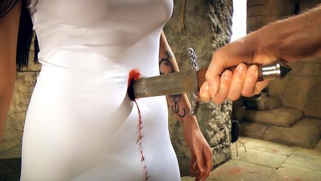 紧身裙妹子小腹被捅