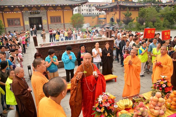江苏涟水能仁寺隆重举行第五届祈福登塔药师法会