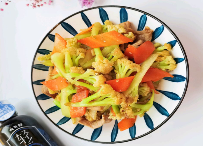 你们有没有学会这款花菜胡萝卜炒肉片的做法?(所有图片来自网络)