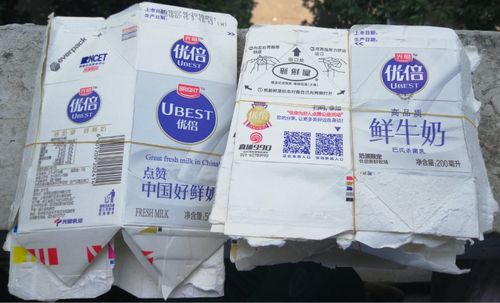 我们不厌其烦地把牛奶盒子拆开,洗净,晾干,然后叠放一起进行存放,以便
