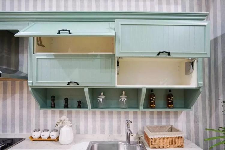 上翻吊柜门   吊柜的柜门设计如果选择上翻在外观上的确简洁时尚