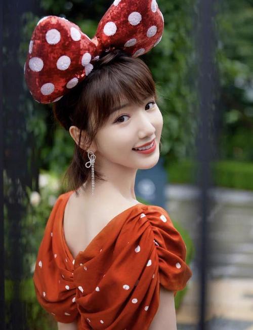 毛晓彤参加迪士尼五周年庆典,红色波点连衣裙甜美可爱