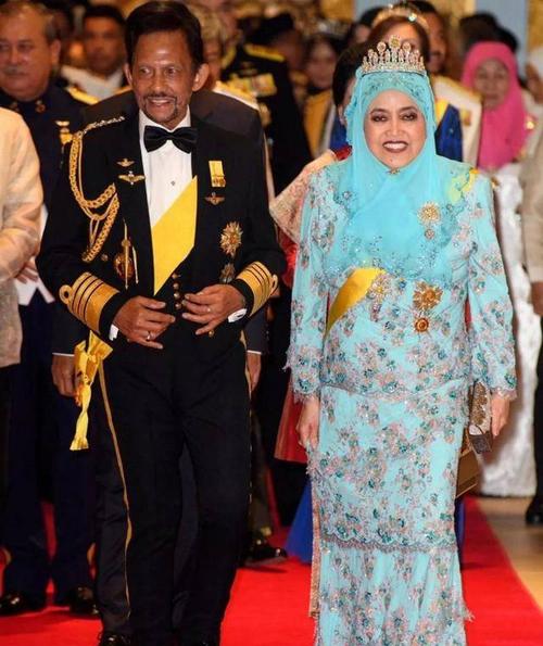 文莱王后的王冠让人惊讶,居然没有一顶小的,王室太有钱了