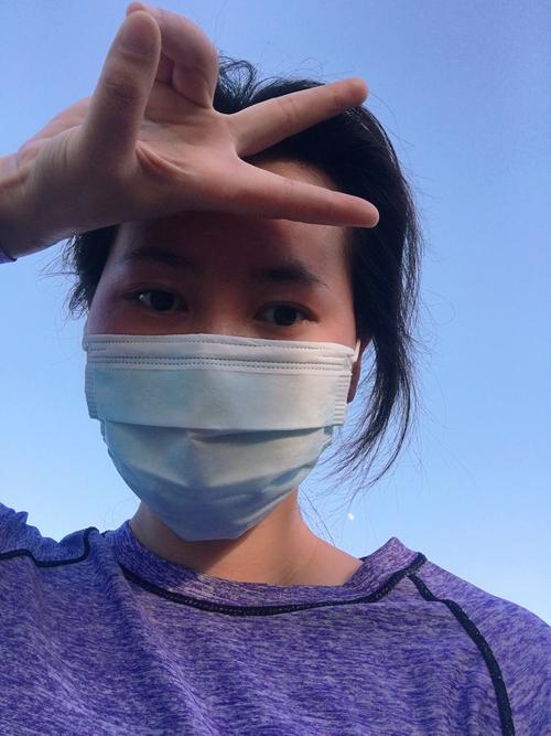刚刚有个大叔说你戴口罩不憋吗?我说没办法啊,昨天又出现了5列新冠啊