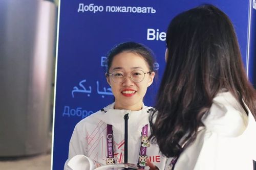 上海中医药大学 秦旖 时刻面带笑容进行服务
