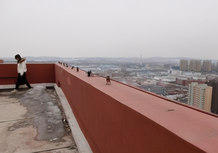 什么是女儿墙(为什么很多房子都要做女儿墙)