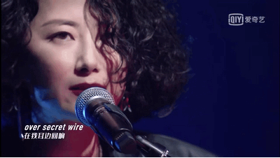 插针,偶尔以尖锐的失真制造强烈的冲突感;这次放下贝斯的刘敏冷艳迷人