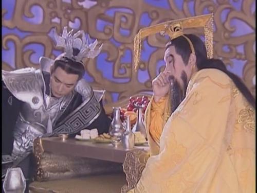 第二个是二哥陪玉帝喝酒后伏案装醉. 第二十二集25分开始装醉的