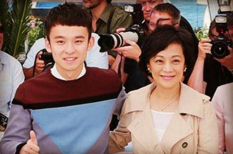 他是王京花的儿子,20岁拿影帝妻子貌美,25岁堪称人生赢家!