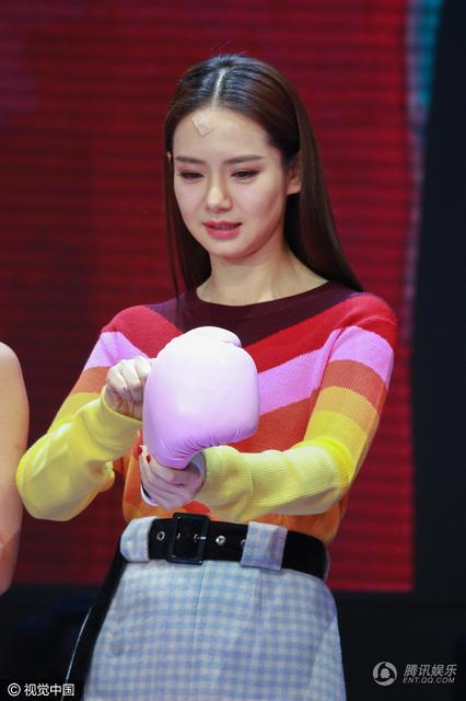 在活动上,戚薇自曝去各个地方,都会挑选各种内衣,包括情趣内衣,讲话