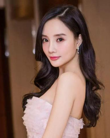李小璐穿"连体衣"床前热舞,获8万网友点赞