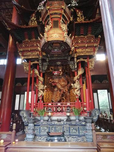 灵隐寺布局与江南寺院格局大致相仿,全寺建筑中轴线上依次为天王殿