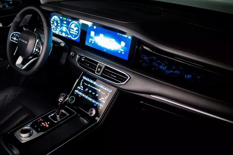 一是车内三块大屏,以及副驾和车门板上的氛围灯;二是从换挡区,到座椅