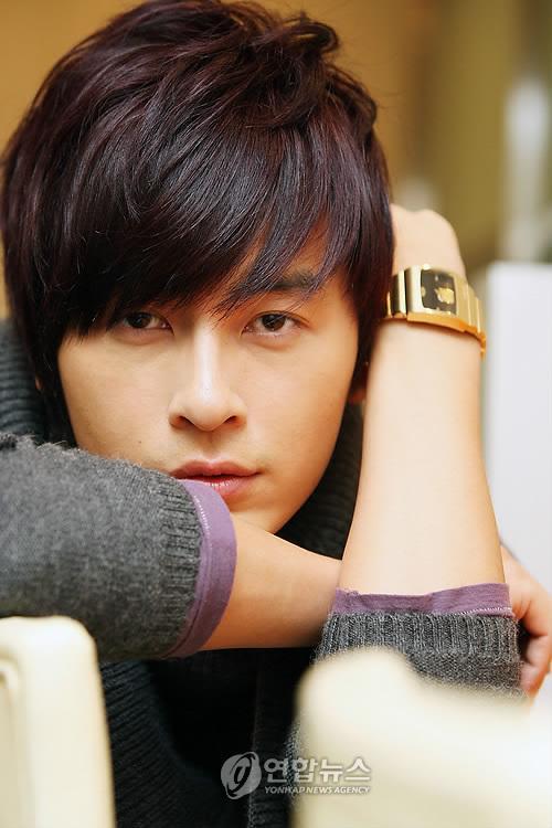 19日出生于台湾省台中市北屯区,中国台湾影视男演员,流行乐歌手,模特