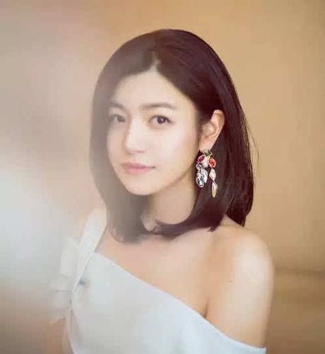 准确来说是带点婴儿肥,前段时间出席活动瘦身成功的她脸型明显尖了