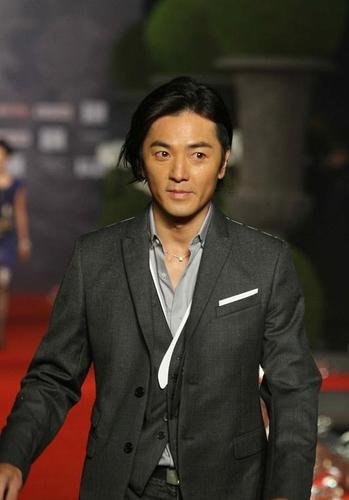 而除了郑伊健外,其实他还捧过三个tvb的电视演员,只不过这三人的定位