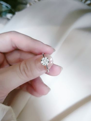 周大福宠爱钻戒_钻戒_周大福怎么样_捧花_周大福钻戒