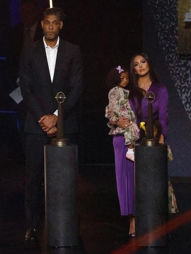 科比老婆图片(科比妻子名人堂发言让人泪奔)