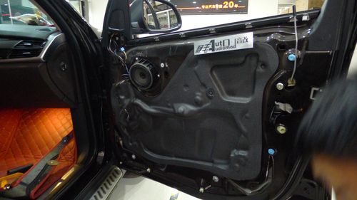 器材也看完了,接下来开始进行门板拆卸,宝马车型喇叭一直都与别的车型