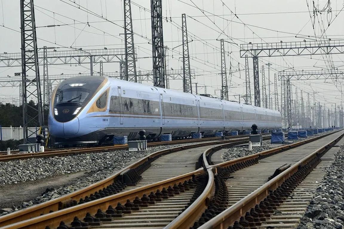 cr300bf型复兴号动车配备usb充电免费wifi人性化设计点赞