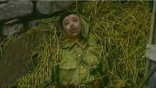 举起手来:猪吃白面条,鬼子们却吃猪食,这画面不能想象,太逗了