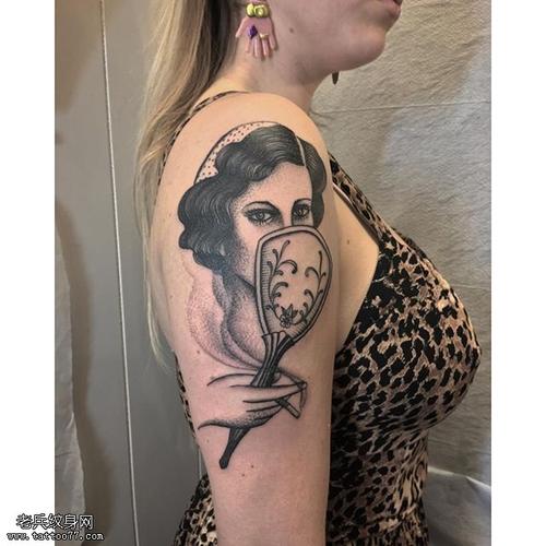肩部的美女肖像纹身图案