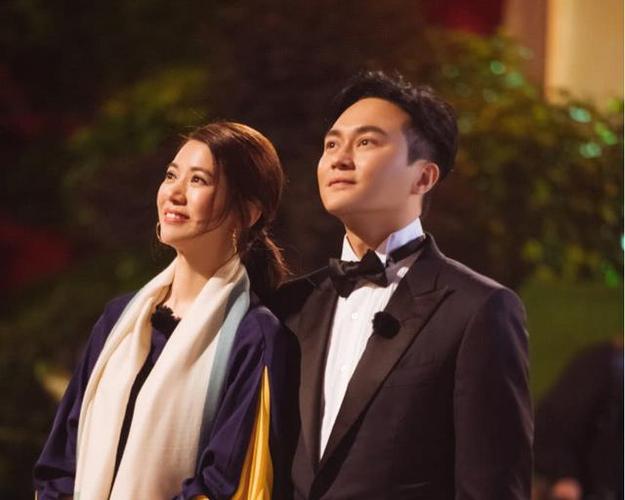 嫁给爱情的女明星什么样,袁咏仪就是答案,宠妻号张智霖随时在线