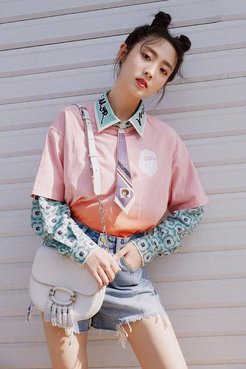 简介:邢菲可爱元气时尚写真图片,分享一组邢菲图片给大家,图中的明星