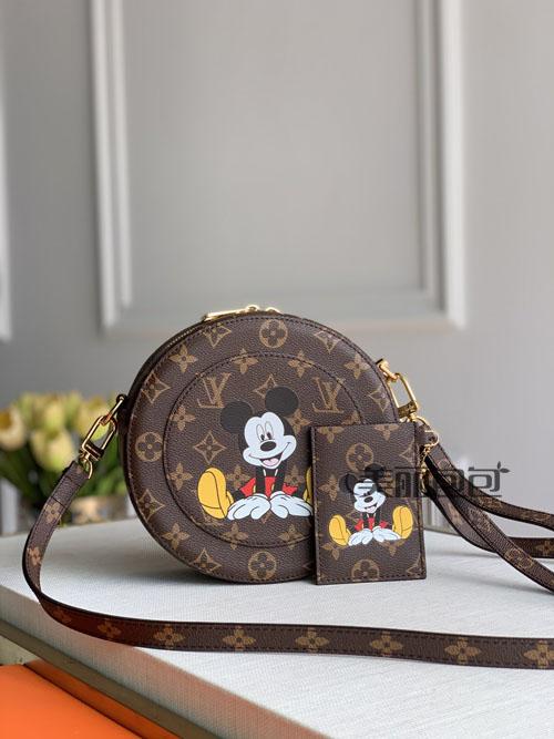 非常适合夏季, 今年还推出了大花的面料, 它除了是米奇联名款以外