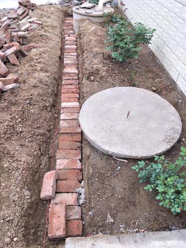 首先要把院子门口磊上花池,种上自己喜欢的花花草草