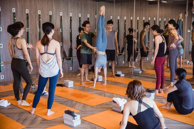 瑜伽练得好,连背影都那么美