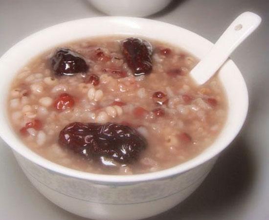  /p> p>一道中式甜品,主料有薏米,红枣和糯米等,将其一起熬制后即可