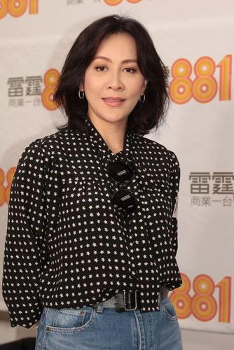 53岁刘嘉玲穿星星衫装嫩,网友:穿的再年轻也挡不住脸上皱纹!