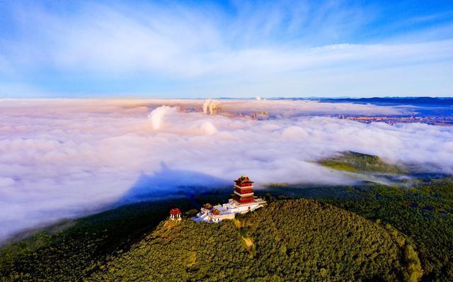 鸡西市区东边有个境内海拔最高的山叫鸡冠山(约400米)