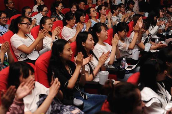 演出博得现场观众阵阵掌声.