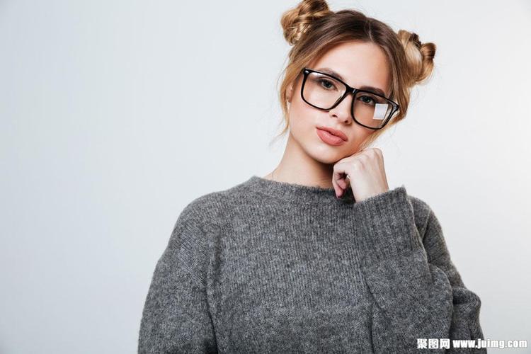 戴眼镜的时尚女性图片