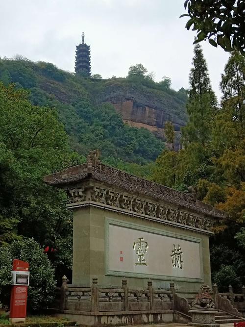 直言及谏,要求皇上免除衢,婺两州百姓身丁钱,百姓感恩,遂于方岩山顶立