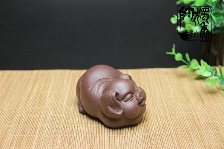 常见茶宠如金蟾,貔貅,辟邪,小动物,人物等,寓意招财进宝,吉祥如意.