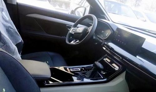 五菱首款银标suv星辰内饰曝光!或三季度上市