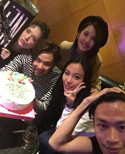 杨丞琳为初恋小鬼黄鸿升庆祝生日,并公开了几人一起的搞怪庆生照,随后
