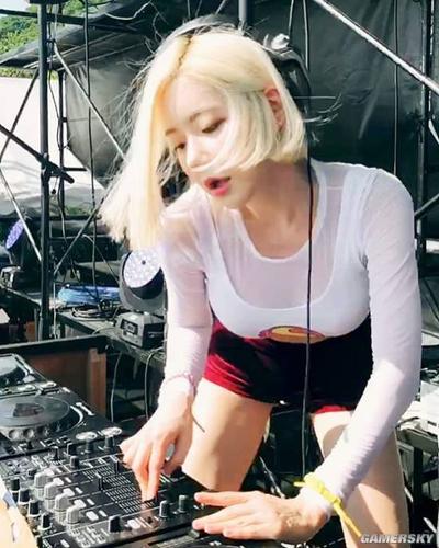 紧身衣包不住的火辣上围 韩国网红dj soda沉迷"吃鸡"