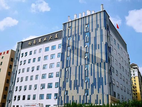民治地铁站a出口,向南商业大厦