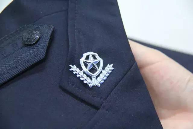 警服规范 快来看看吧 常服 着常服时,佩戴硬质肩章,警号,胸徽;内着内