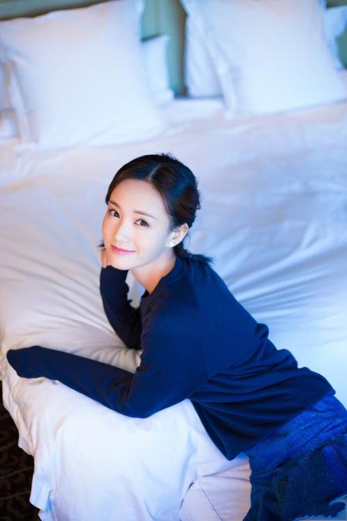 李一桐真敢穿!牛仔裙短到大腿根,网友:这也太撩人了吧?